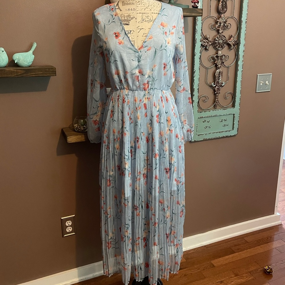 Gorgeous very feminine flowy dress